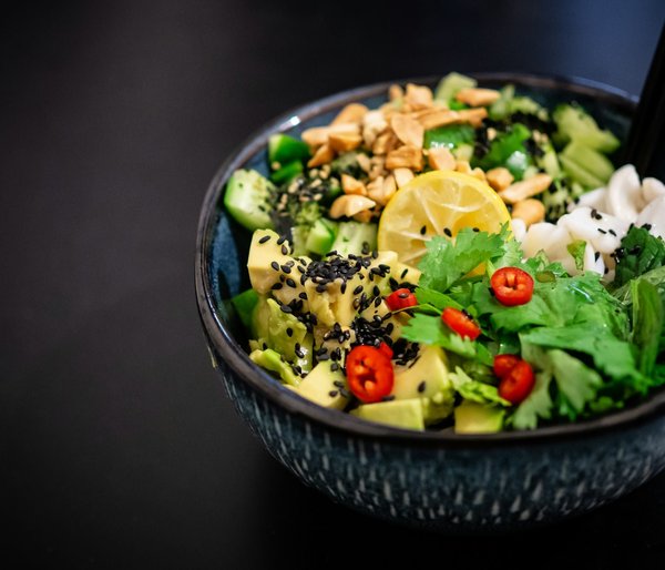 Quelles astuces pour une salade de pois chiches grillés avec une vinaigrette au citron?