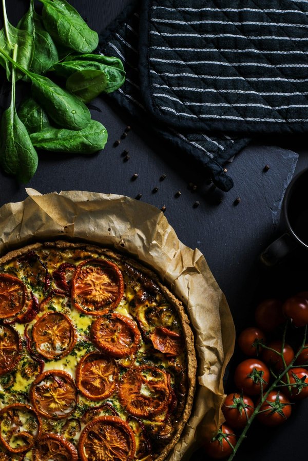 Comment faire des pizzas maison avec une pâte à base de légumes pour un dîner sain?
